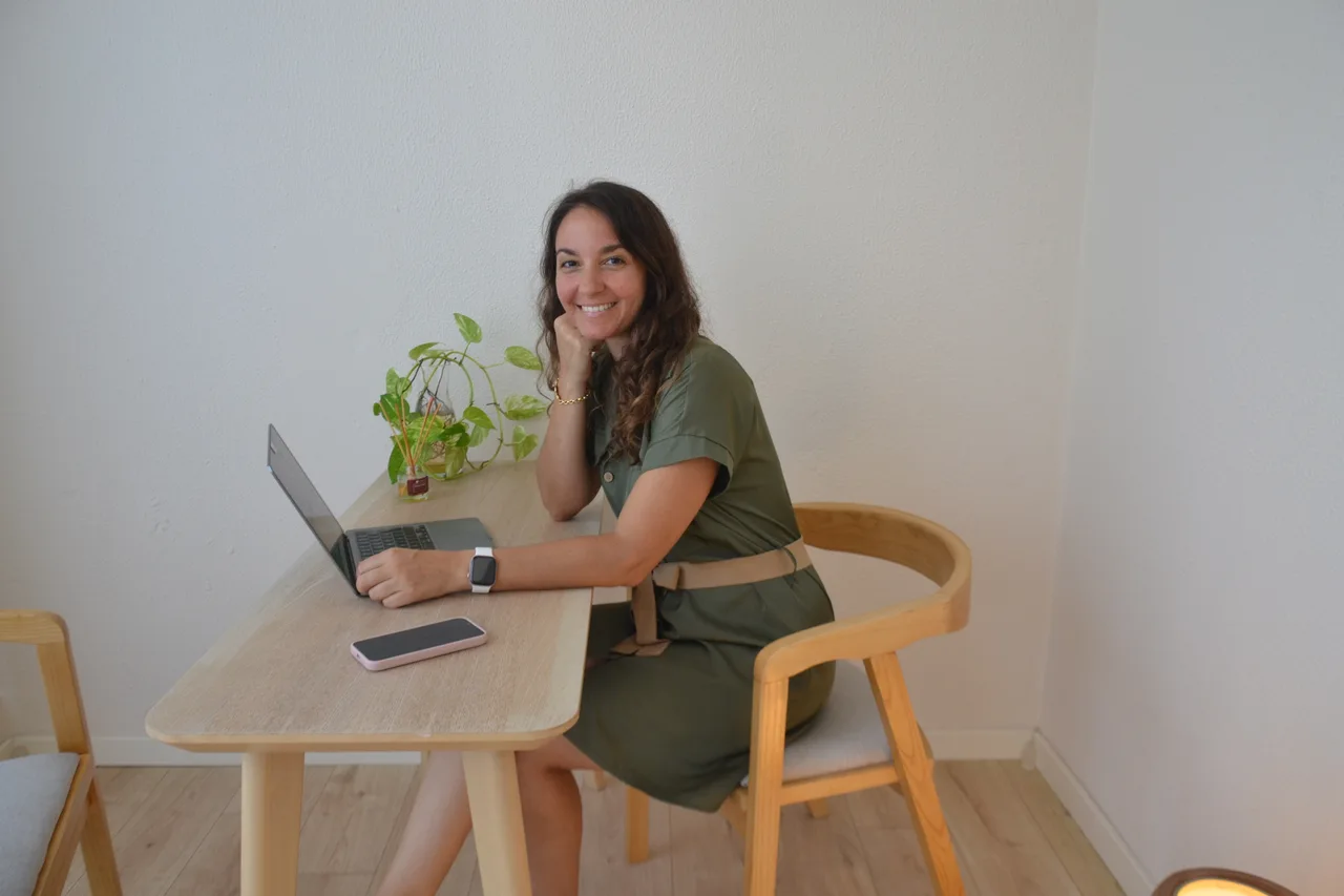 Bárbara seated at her desk, warm smile