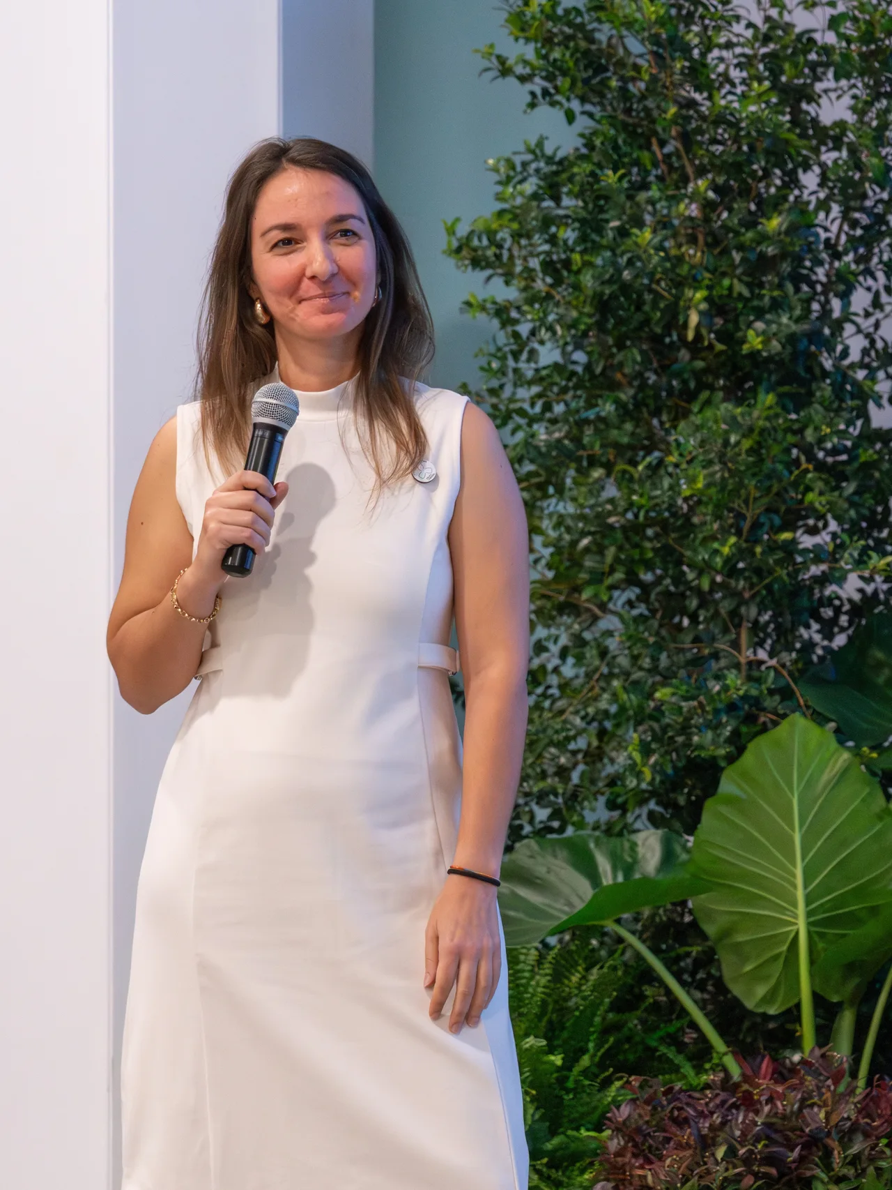 Bárbara speaking to a group, holding a microphone
