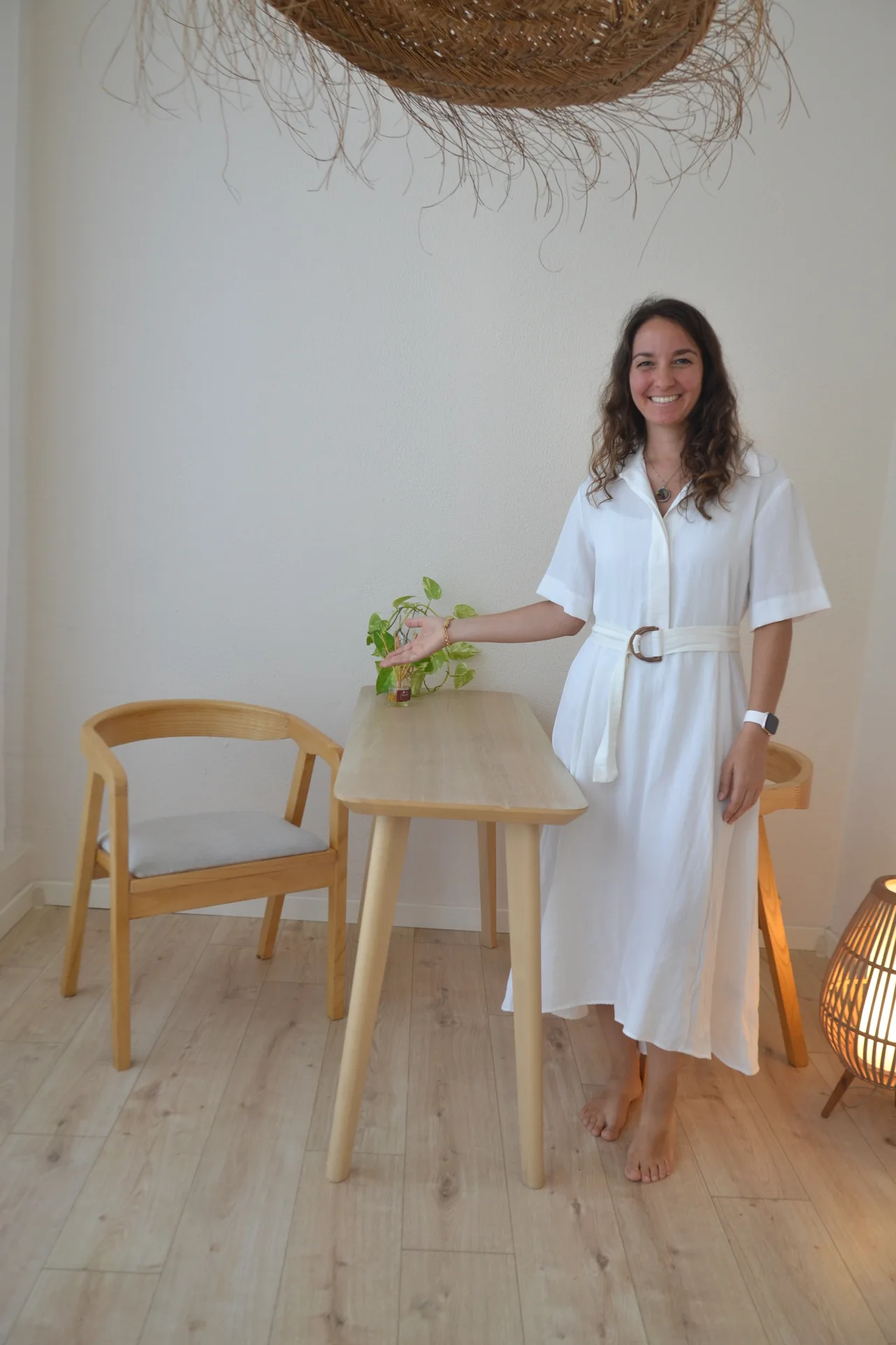 Bárbara barefoot, full length, light indoor space