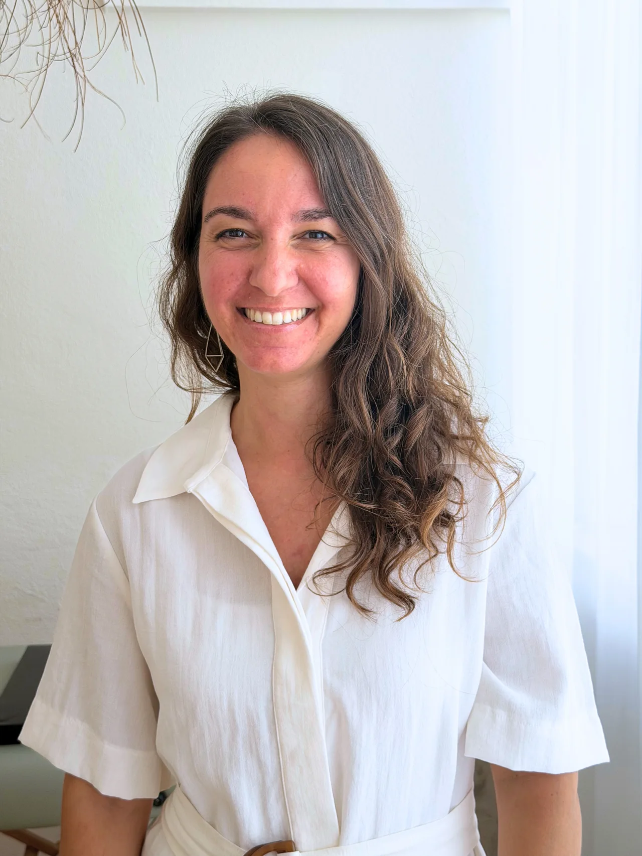 warm portrait of Bárbara, plain background